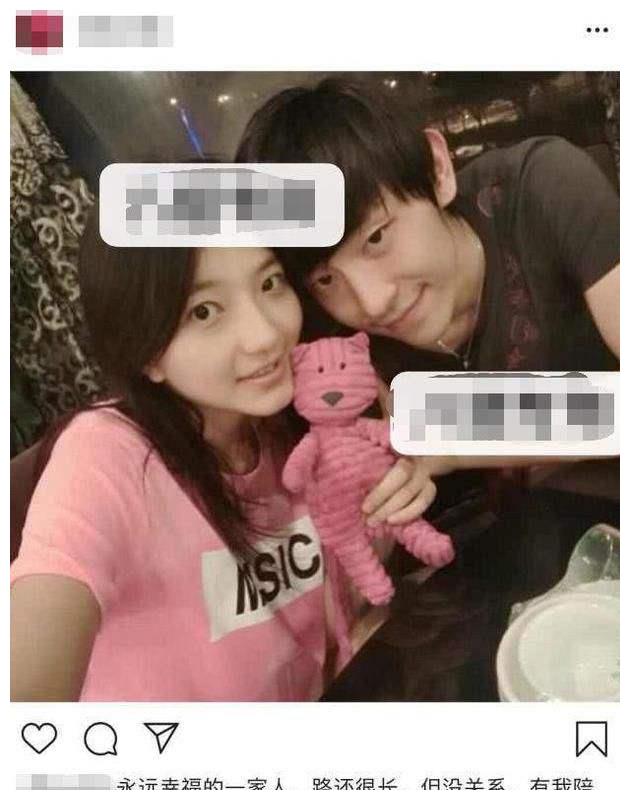 我们能够看到两个人很亲密,很开心,甚至还有邓伦为白卉子演唱的《董