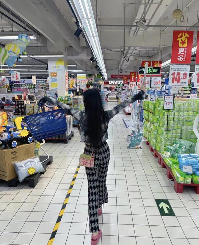 林允逛超市买拖把,像是穿了一套妈妈的衣服,超接地气