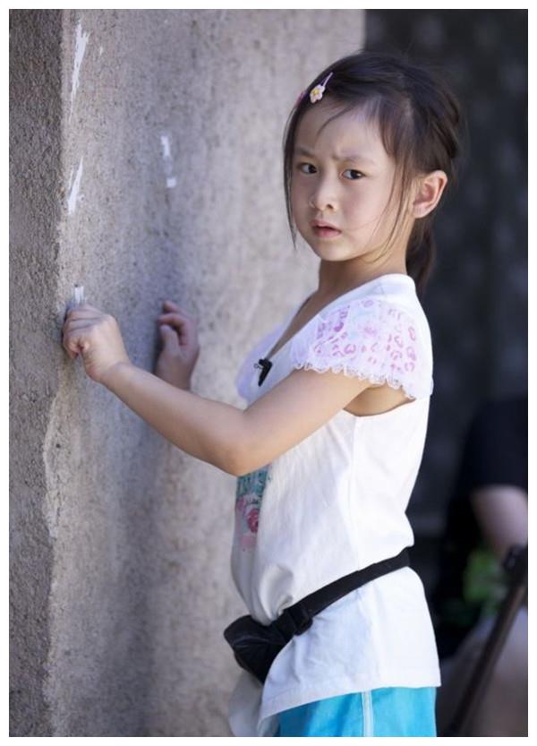 张亮晒天天近照,大长腿极显霸道总裁风,网友喊话森碟:配一脸