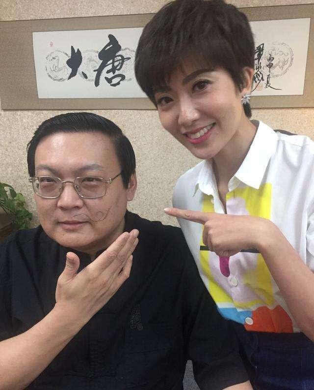 看看48岁的梁宏达,再看看他的家庭背景,难怪能成为著名主持人