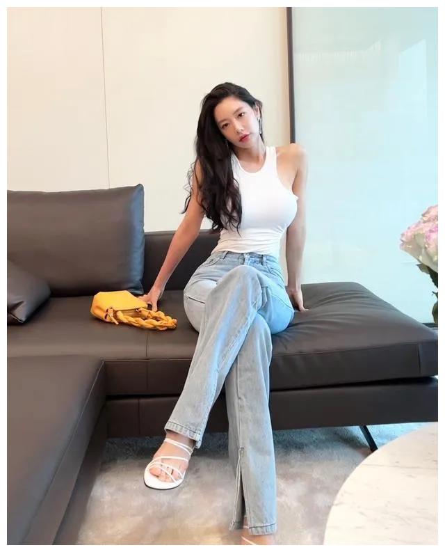 颜值与实力并存的克拉拉,穿白色上衣搭配牛仔裤超有魅力|克拉拉|牛仔