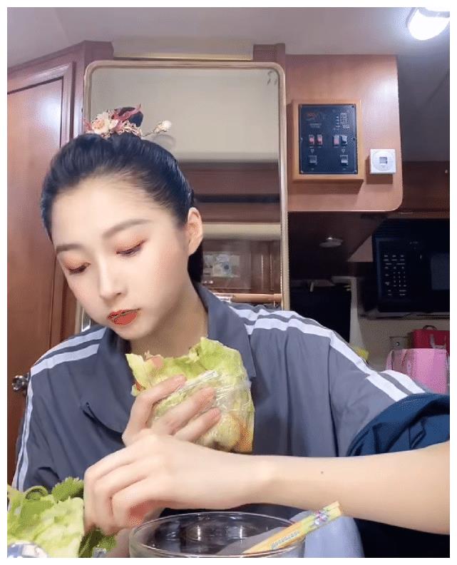 关晓彤晒自己的瘦身餐看到她平时都吃啥谁说减肥只能吃蔬菜