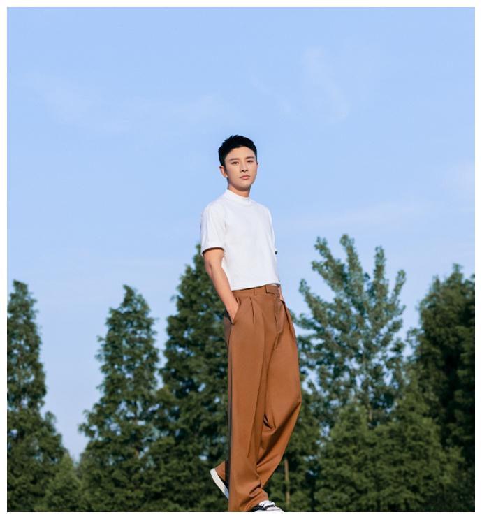 贾乃亮单身后焕发第二春，穿花哨衬衫变帅小伙，37岁看起来像20多休闲区蓝鸢梦想 - Www.slyday.coM