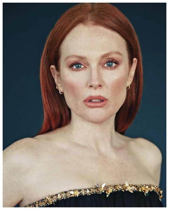 组图她就是气质代名词60岁朱丽安摩尔杂志大片