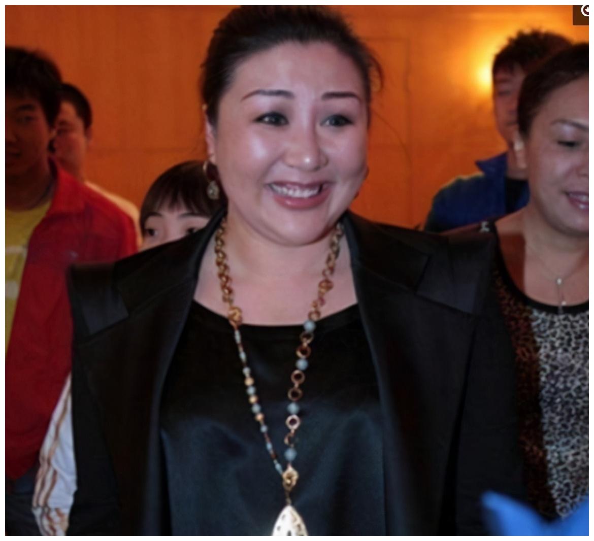 下嫁郭德纲,视郭麒麟如己出的王慧,凭啥是德云社的掌舵人