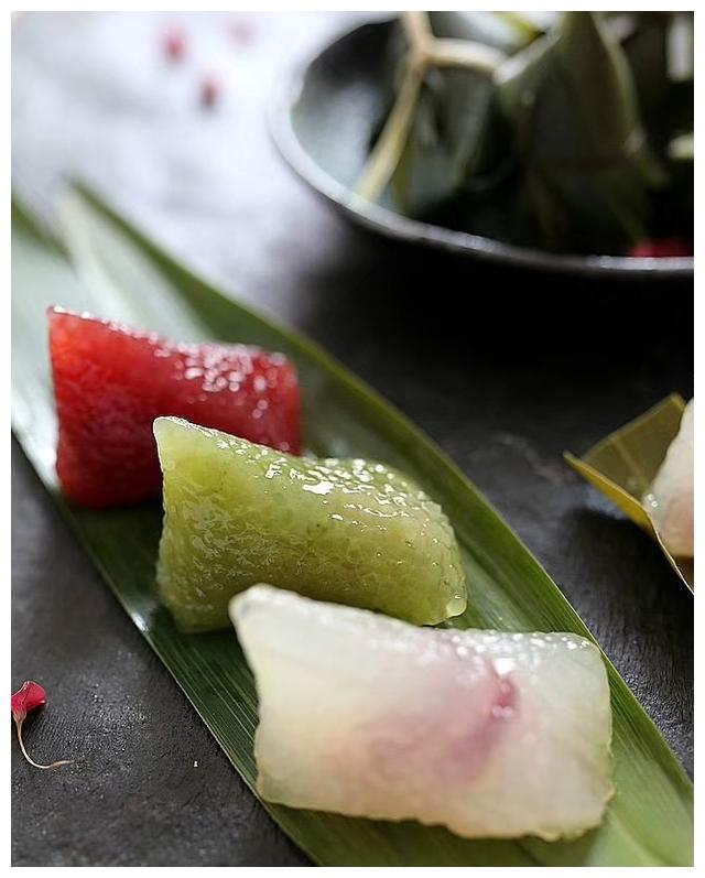 端午节,粽子是这个节日中国家庭餐桌上必不可少的传统美食,现在包粽子