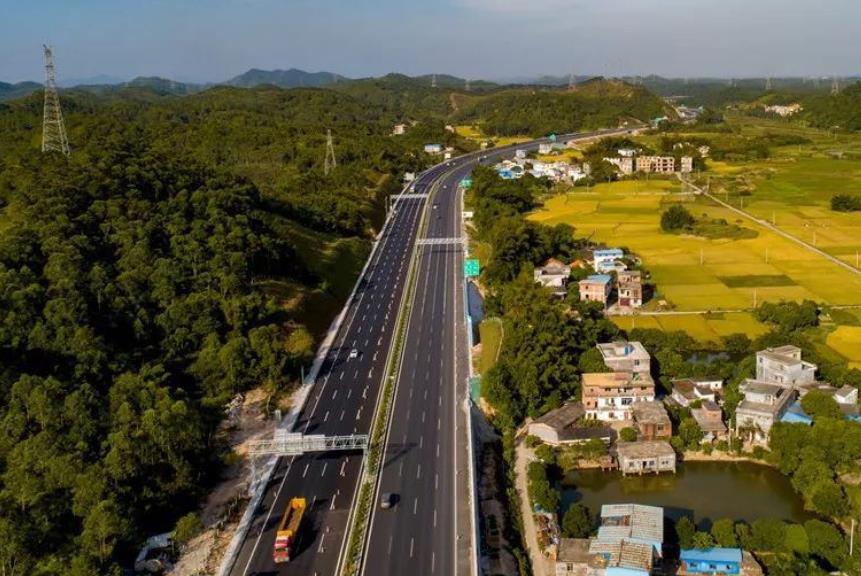 6/ 6当然,桂海高速的改扩建还没有完工,柳州到桂林,钦州到北海也正在