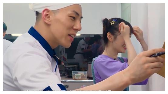 李浩菲连续2次上错菜生气时对卡斯柏这样称呼网友太有爱