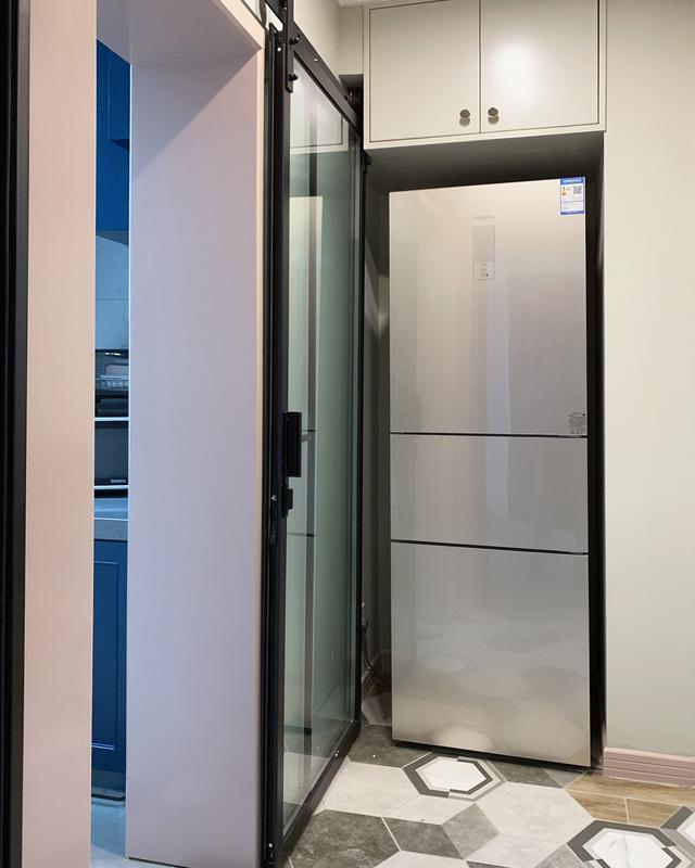 只要门套不是那种猪肝色,呈现出来的效果都不会差到哪里去,黑框白搭