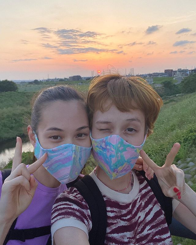 水原希子&水原佑果姐妹可爱口罩合照 粉丝称赞声音层出不穷