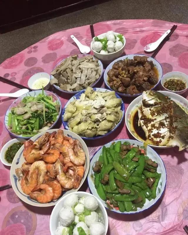 为了庆祝爸爸生日我做了8菜一汤来庆祝感谢爸爸的辛苦付出