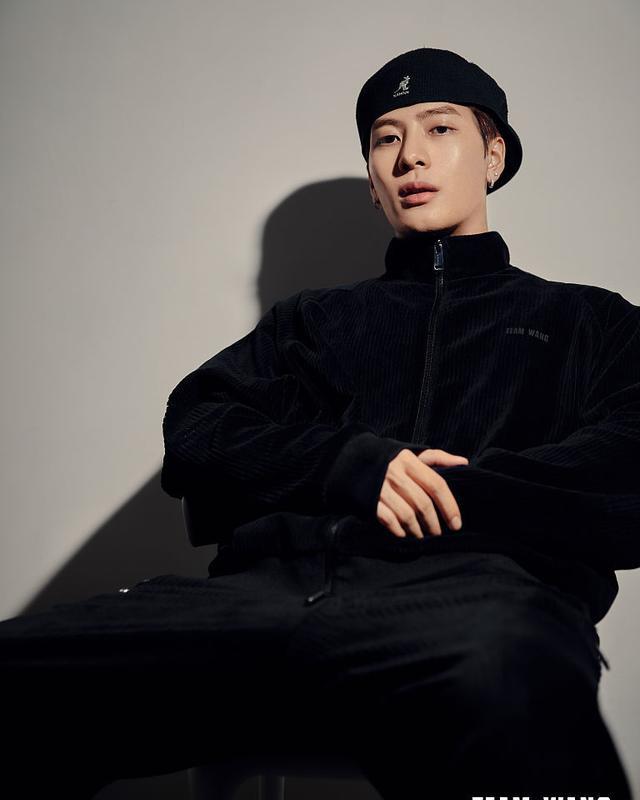 王嘉尔黑色影子大片睥睨孤傲诠释嘻哈更显高级感满格