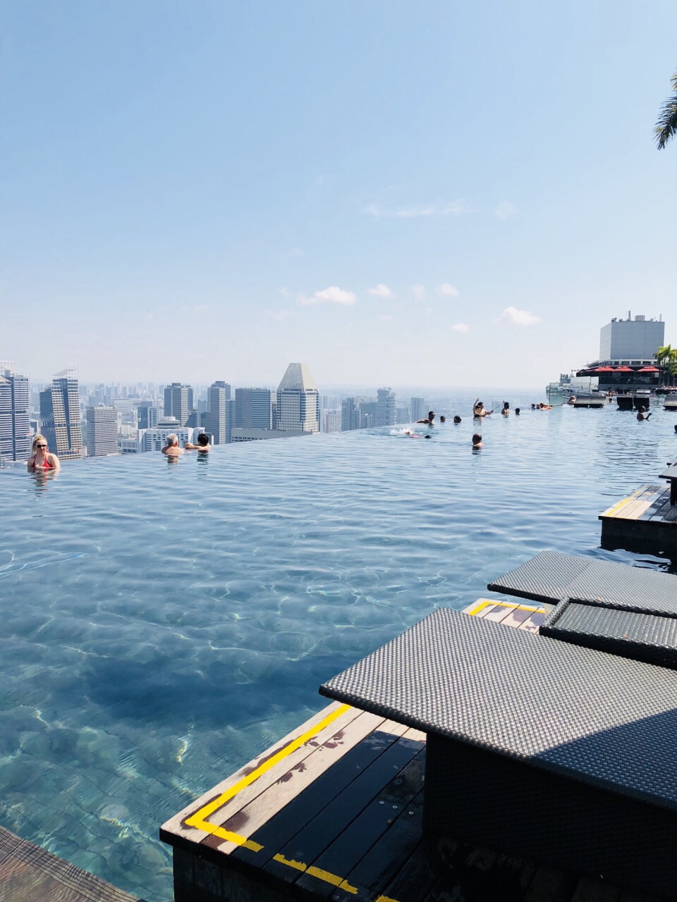 游览东南亚新加坡滨海湾金沙酒店无边泳池