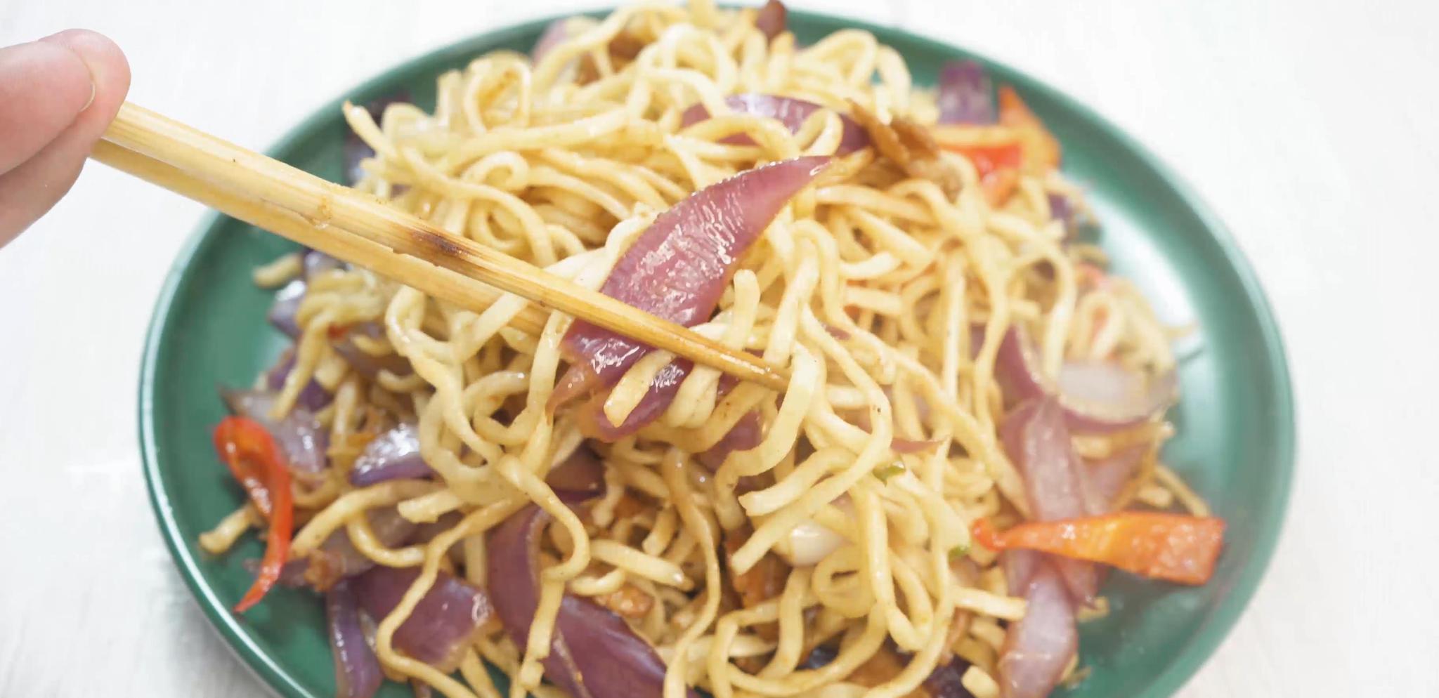 一把面条,两个洋葱,这样简单一做,比红烧排骨面还好吃|面条|炒面|干姜