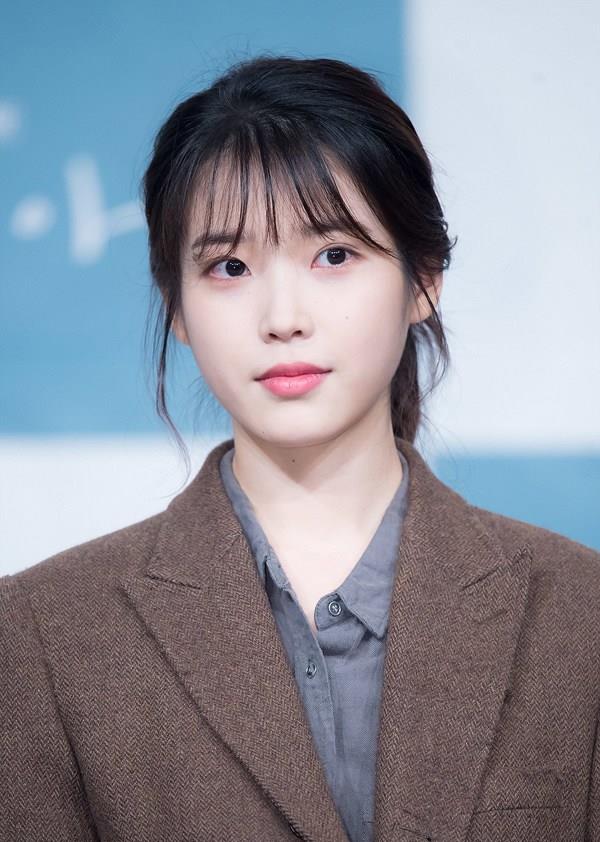 《我的大叔》iu李智恩穿着质朴,抿嘴微笑展现牛奶般皮肤_高清图集