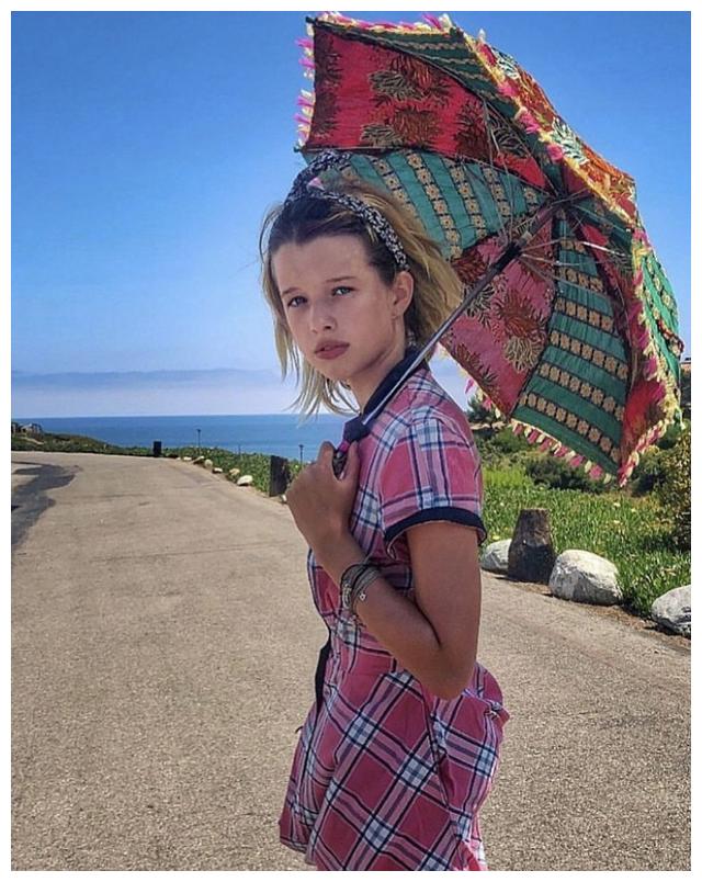 12岁当斯嘉丽·约翰逊接班人!米拉·乔沃维奇女儿成最强星二代