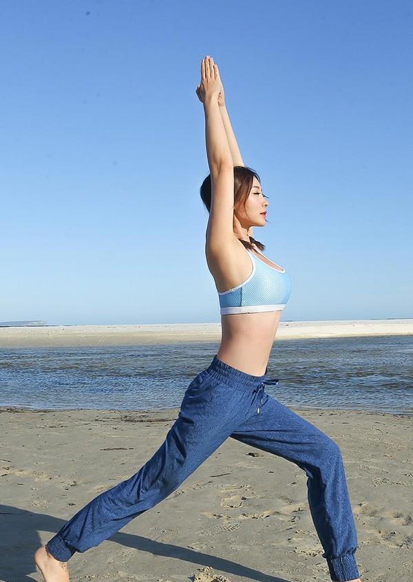 明星也是普通人,柳岩晒大汗淋漓健身照,双腿看起来粗壮不少