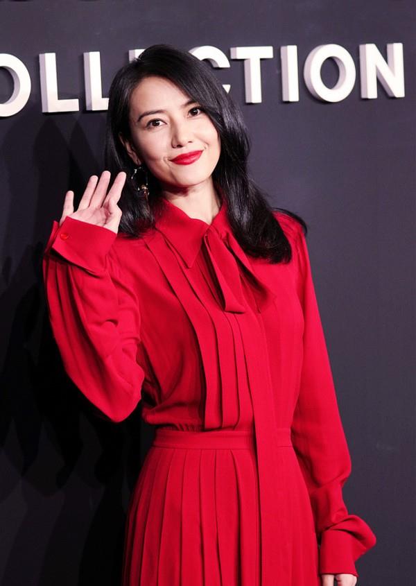 高圆圆穿红色连衣裙还挺港风的,有成熟女人的韵味,看着有点招摇