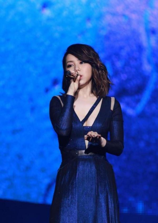 邓紫棋真自信穿v领开到腰小身材大能量