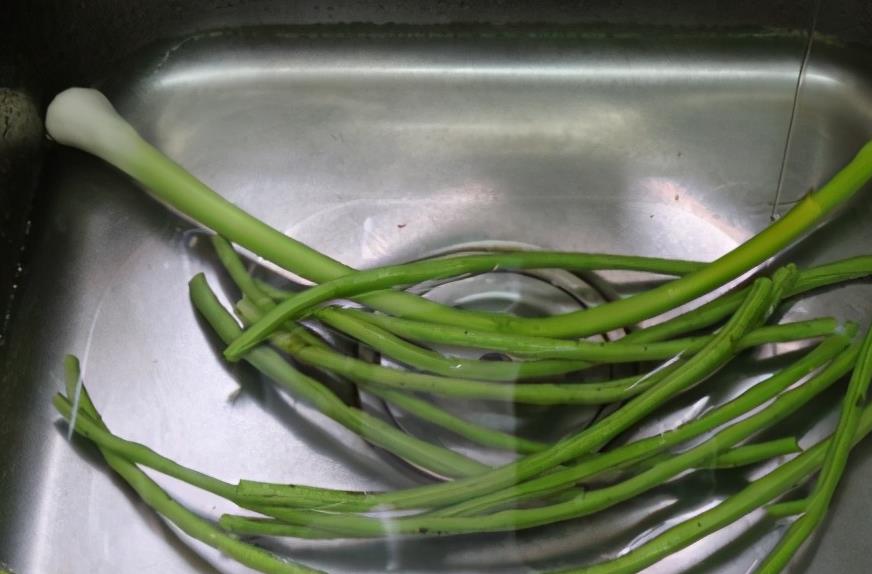 用此方法做,面条劲道香软,我家一周要吃5次|面条|劲道|蒜苔_新浪新闻