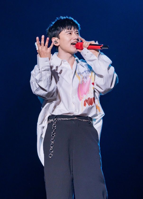 张杰演唱会受伤后，又带伤演出，谢娜携何炅黄磊现身台下为他捧场休闲区蓝鸢梦想 - Www.slyday.coM