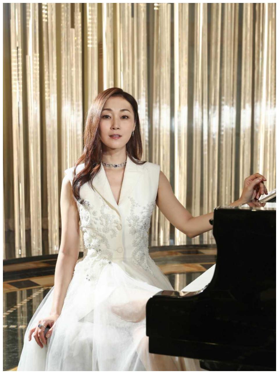万绮雯近照太惊艳了,穿白色西装纱裙配长卷发,49岁不见老__财经头条