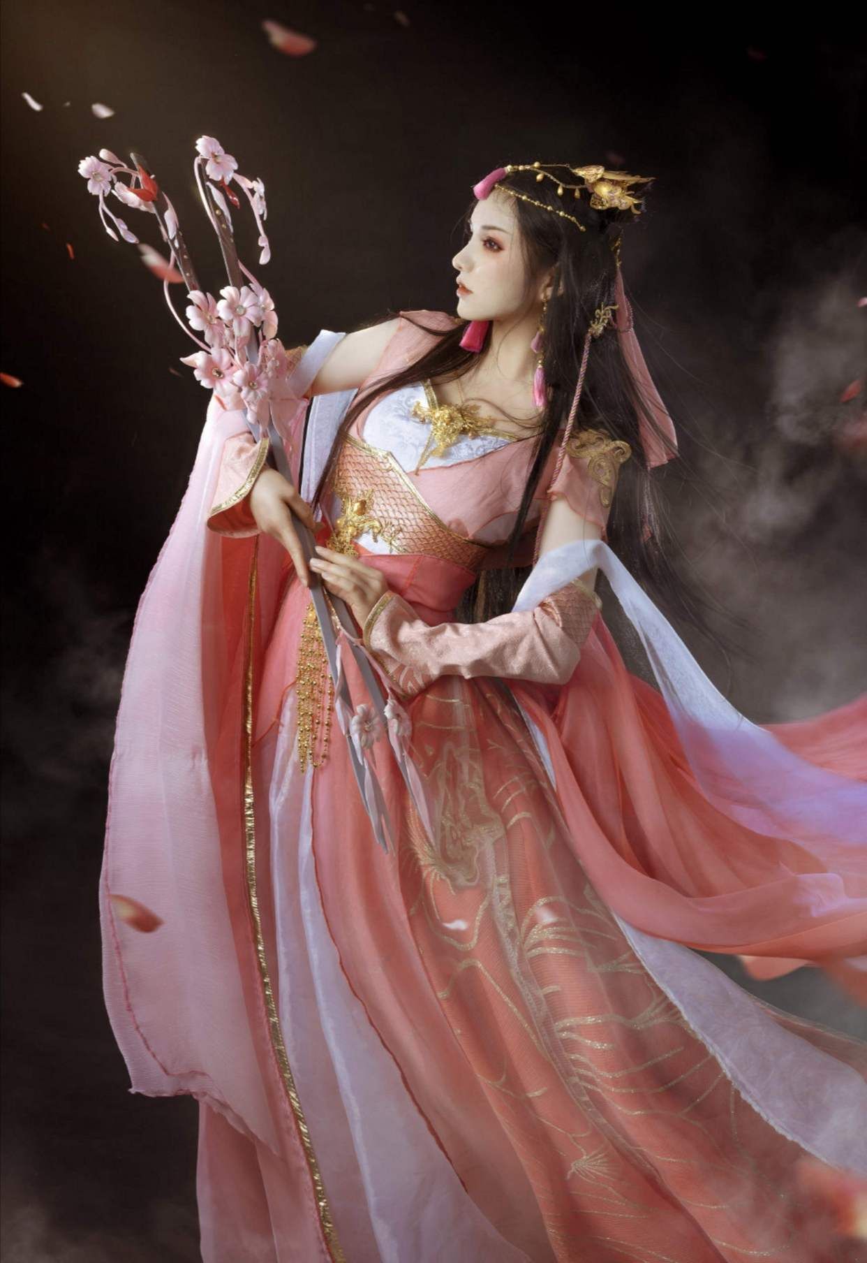 接下来,就一起看看由coser月小朱带来