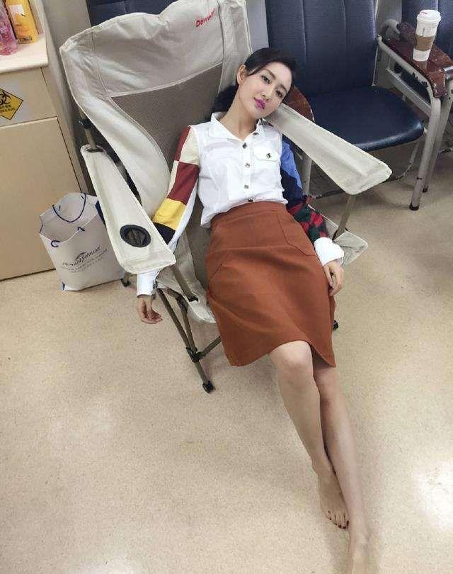 王鸥在家中跳舞,没有偶像包袱不说,舞姿还很生疏僵硬!