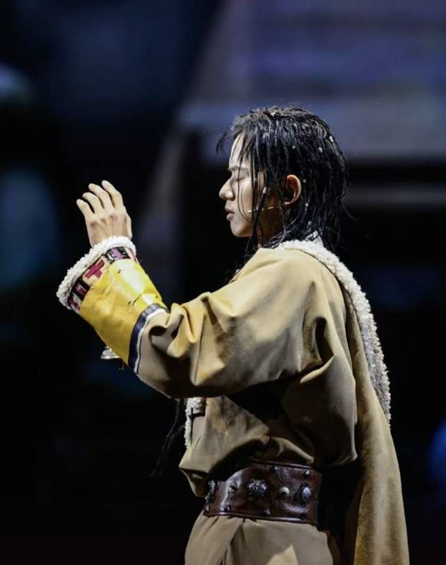 张杰演唱会受伤后，又带伤演出，谢娜携何炅黄磊现身台下为他捧场休闲区蓝鸢梦想 - Www.slyday.coM