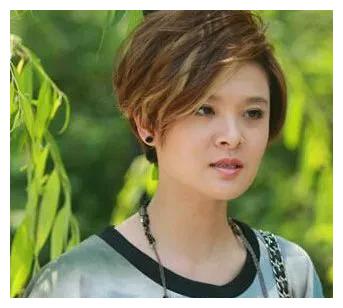 合作的都市情感剧《青春期撞上更年期》,她饰演美丽又时尚的王心颖,摇