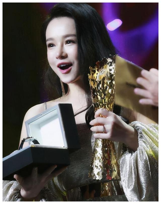她是央视财经主持人,相识5天就"私奔",丈夫是身为拳王的他