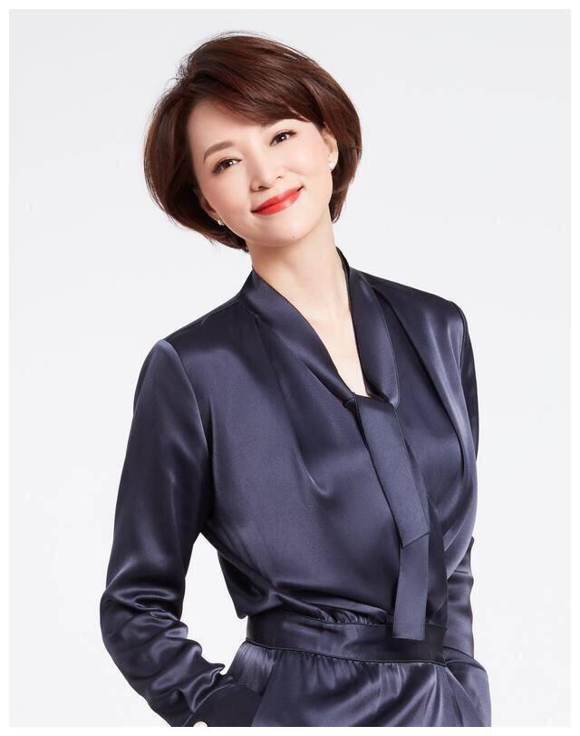 董卿短发绑成丸子头,穿拼接衬衣搭配休闲裤树下访谈,知性又大气__财经