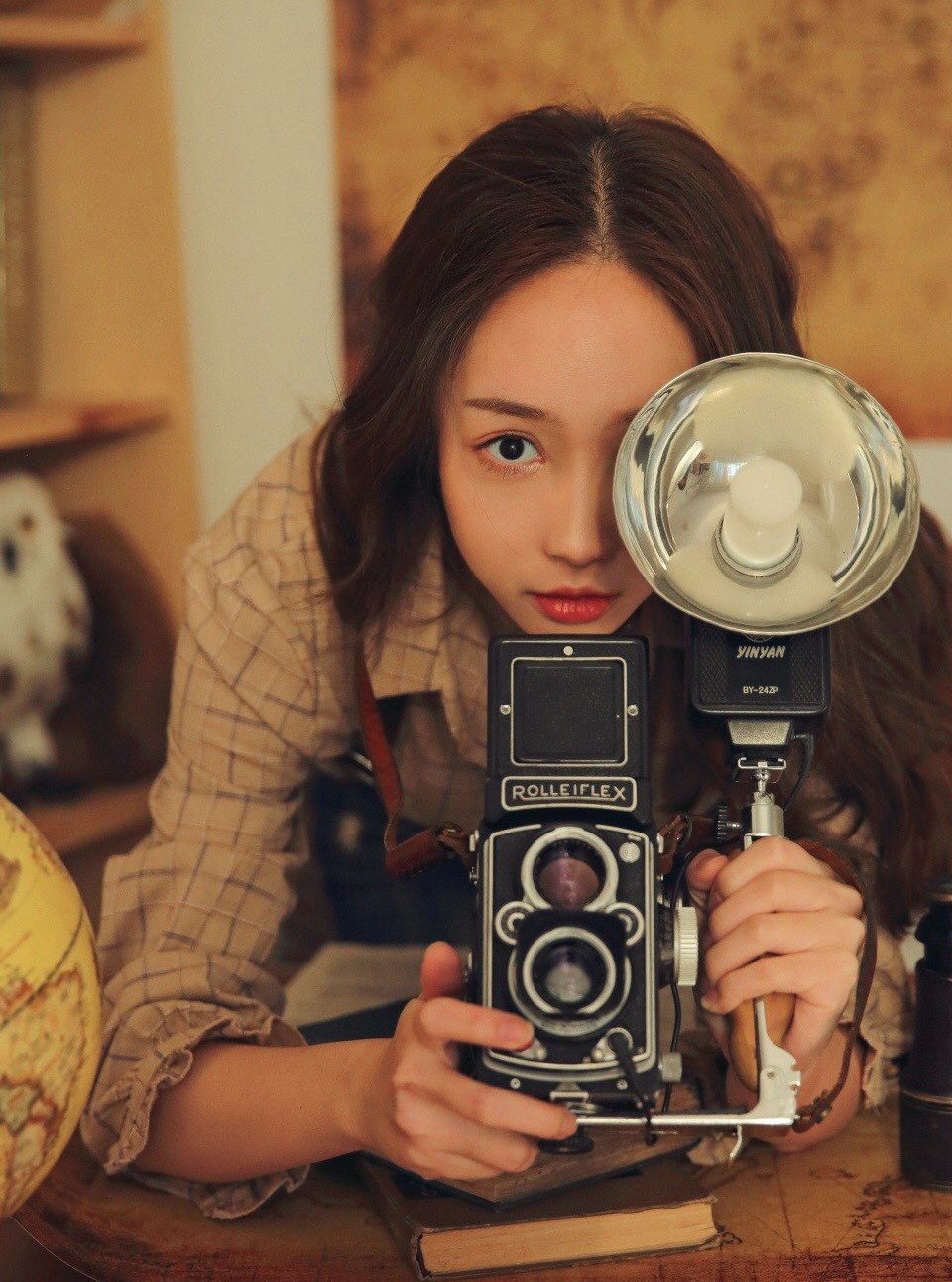 文艺可爱女学生萌萌大眼睛扮演探险写真_高清图集_新浪网