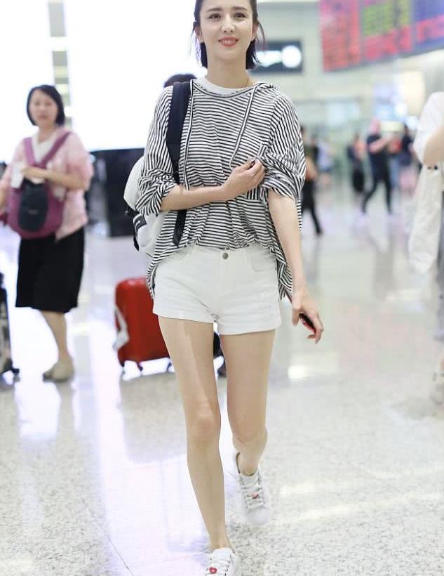 佟丽娅街拍:条纹t恤热裤小白鞋简约清爽