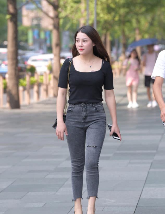 街拍:微胖美女,简单自然的穿搭才耐看!