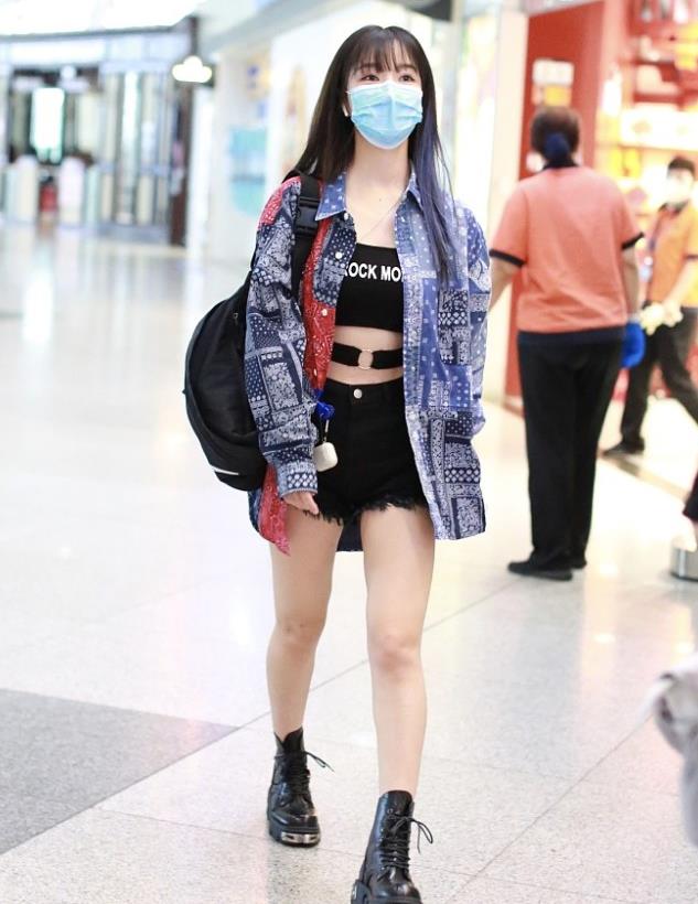 刘姝贤街拍:日系腰果花衬衣露脐装毛边热裤坏女孩风