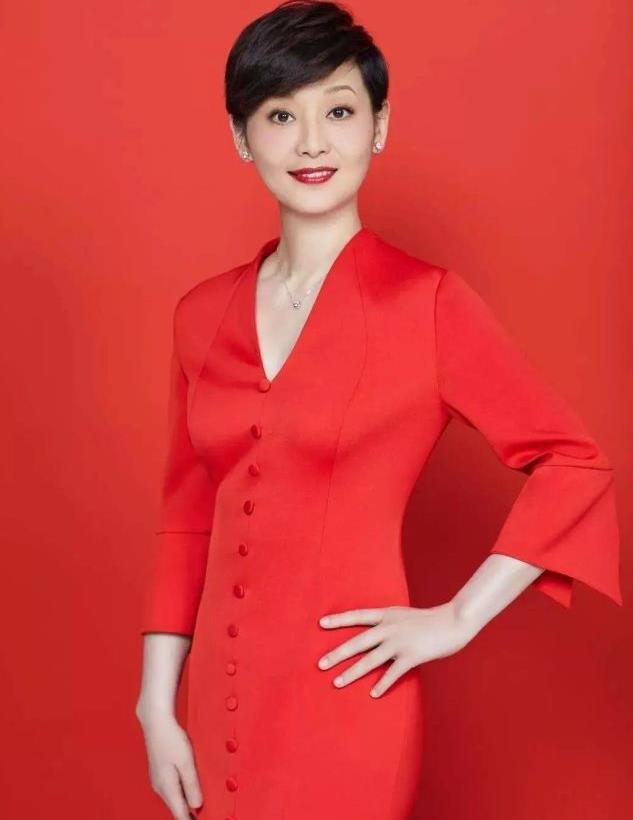 53岁徐帆状态能打，灯芯绒外套搭碎花裙，气质优雅又高贵__财经头条