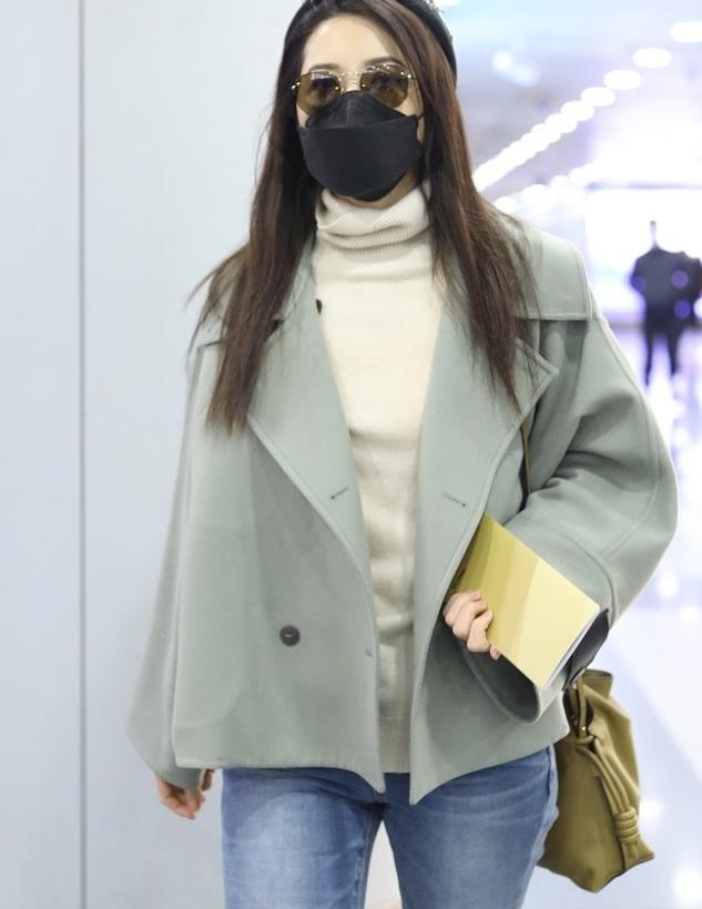 曾黎机场穿搭配色清新气质佳紧身牛仔裤下美腿纤细