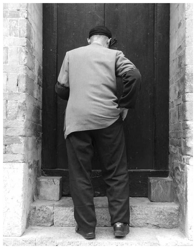 关注空巢老人!拍摄《步履蹒跚.踽踽独行》系列图片并配文有感