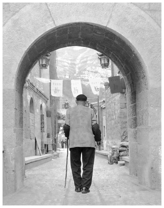 关注空巢老人!拍摄《步履蹒跚.踽踽独行》系列图片并配文有感