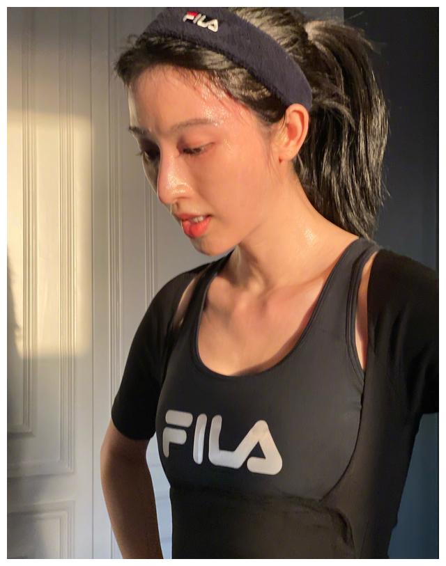头戴发带,身穿黑色运动装就开始挥汗如雨,即便素颜出镜,也掩不住张俪