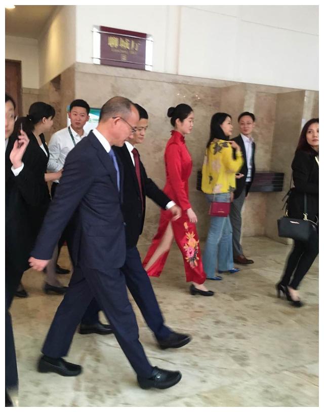 东方卫视主持人王津元,嫁上海富豪郭广昌,今49岁生3娃好幸福__财经
