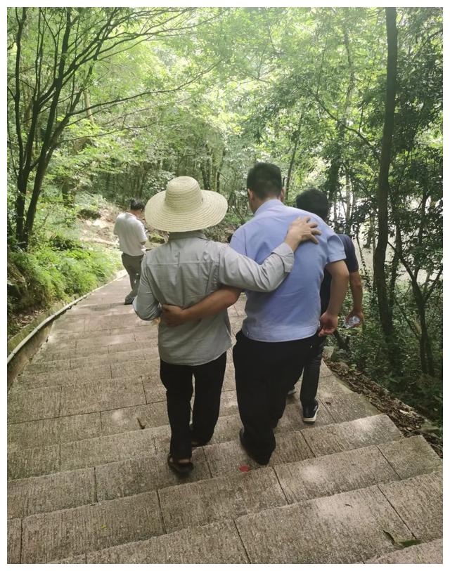 老人留下遗书出走到桂林看风景欲“结束”,区市县三级联动救人休闲区蓝鸢梦想 - Www.slyday.coM 老人留下遗书出走到桂林看风景欲“结束”,区市县三级联动救人休闲区蓝鸢梦想 - Www.slyday.coM