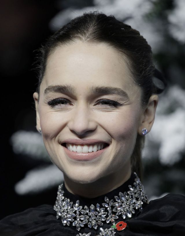 "龙妈"克拉克穿礼服秀完美身材,与导演保罗合影呆萌十足!