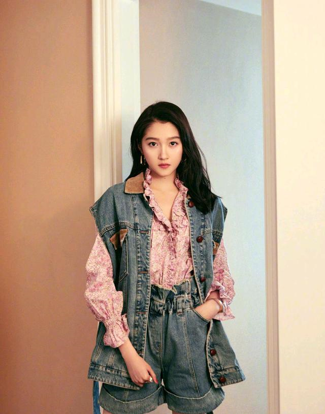 关晓彤也太厉害了,把黑白穿搭穿出了高级感,二八身材比例太优越休闲区蓝鸢梦想 - Www.slyday.coM 关晓彤也太厉害了,把黑白穿搭穿出了高级感,二八身材比例太优越休闲区蓝鸢梦想 - Www.slyday.coM