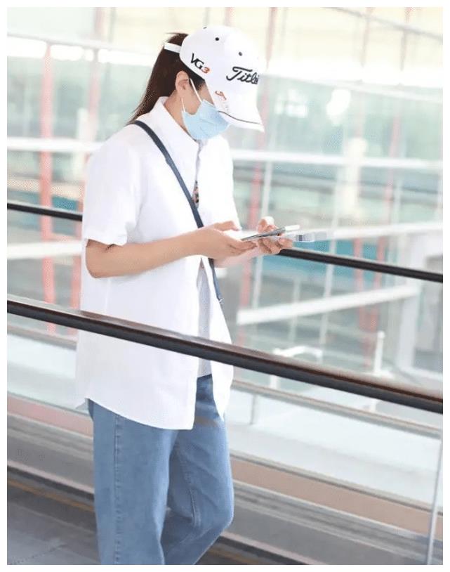 她是《以家人之名》最大"反派",今衬衫牛仔裤亮相,也太年轻了