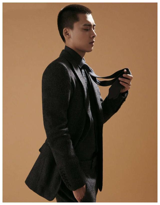 李易峰时尚封面遭热议,平头搭配西装杀!网友:大佬的既视感