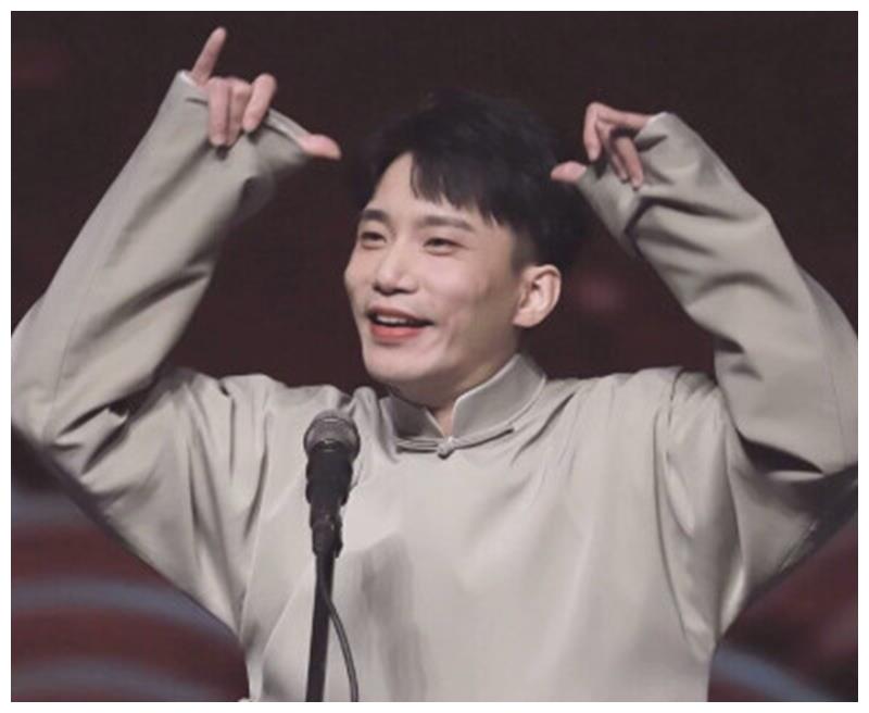 德云社烧饼拿秦霄贤砸挂,嘲笑何九华,你搭档和小姑娘打拳有你么