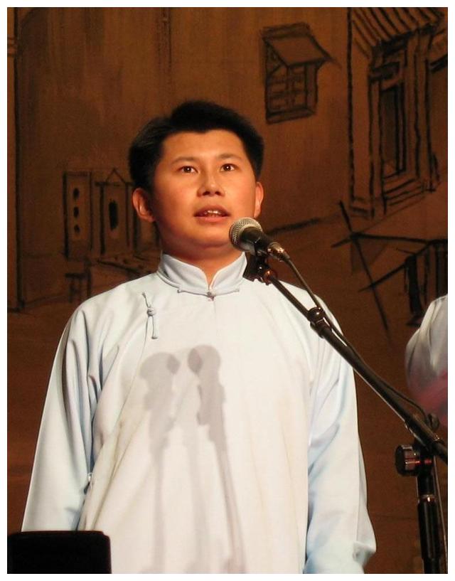 何云伟原来叫何伟,如今何云伟把名字又改了,改成何沄伟,他应该做好