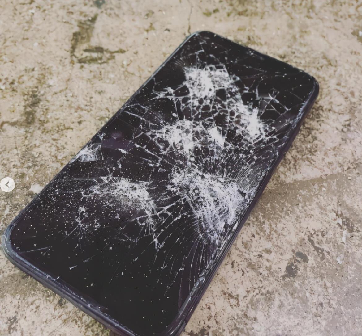 具惠善离婚后锤子砸碎了iphone!